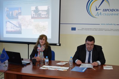 снимка от пресконференция по проект за обновяване на гимназия в село Стефан Караджа