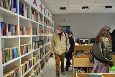Първи посетители в новата библиотека