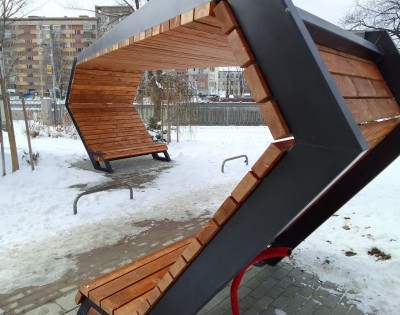Соларно съоръжение, представляващо дървена арка с две пейки по демо проект в Габрово