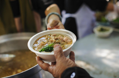 УДЪЛЖАВА СЕ ПРЕДОСТАВЯНЕТО НА ТОПЪЛ ОБЯД НА НУЖДАЕЩИТЕ СЕ В ОБЩИНА БАНИТЕ