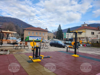 Ново пространство за отдих и спорт е изградено в централната част на с. Врабево с финансиране по няколко проекта