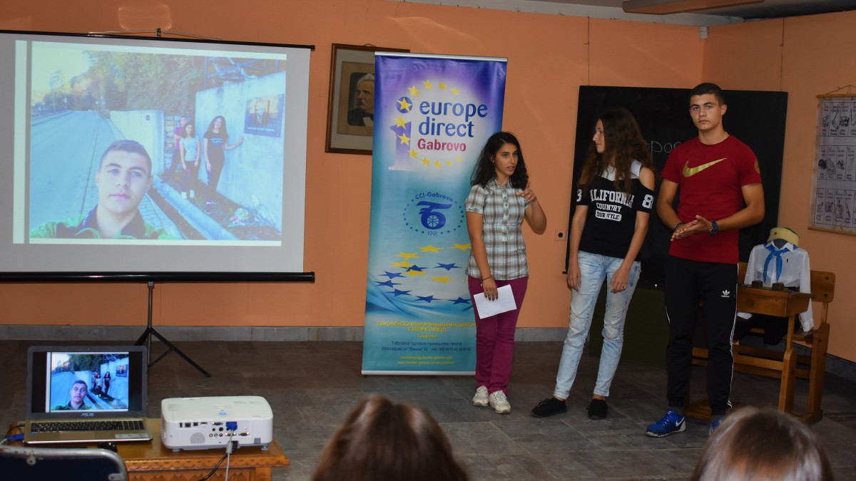Отборът победител в конкурса "Селфи с Европа" в Трявна