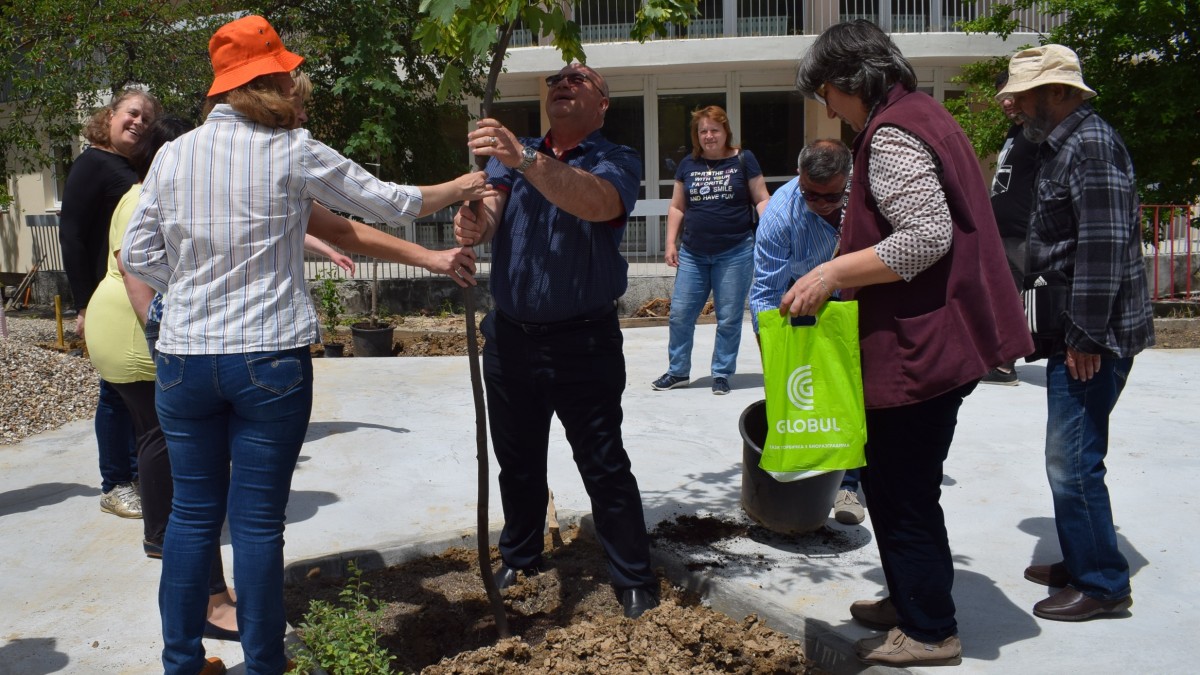 2 Общинари садят дървета в двора на бъдещия център 