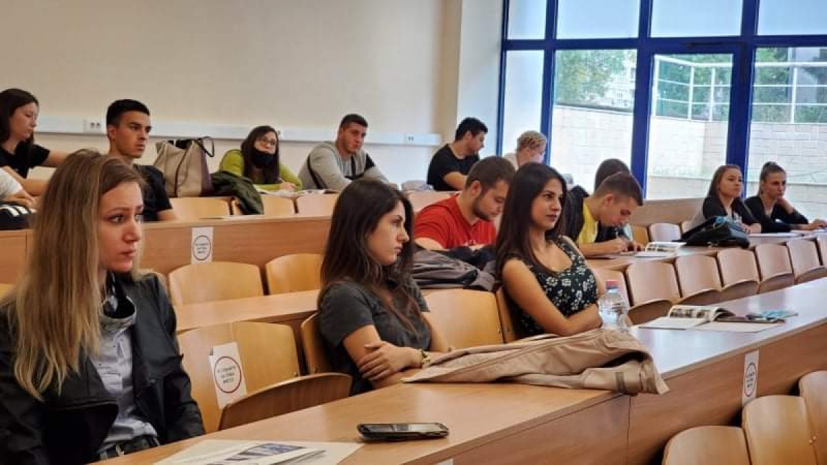 2 Студенти от факултета "Бизнес и мениджмънт" 