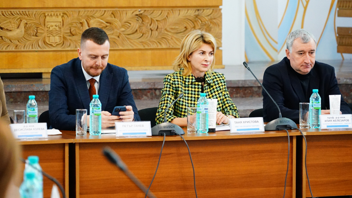 Кметът на Габраво Таня Христова приветства регионалния бизнес форум