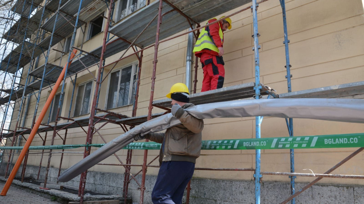 ПРИКЛЮЧИХА ДЕМОНТАЖНИТЕ ДЕЙНОСТИ НА СЦЕНА „ФИЛИАЛ“ ВЪВ ВАРНА, ЗАПОЧВА СЪЩИНСКИЯТ РЕМОНТ