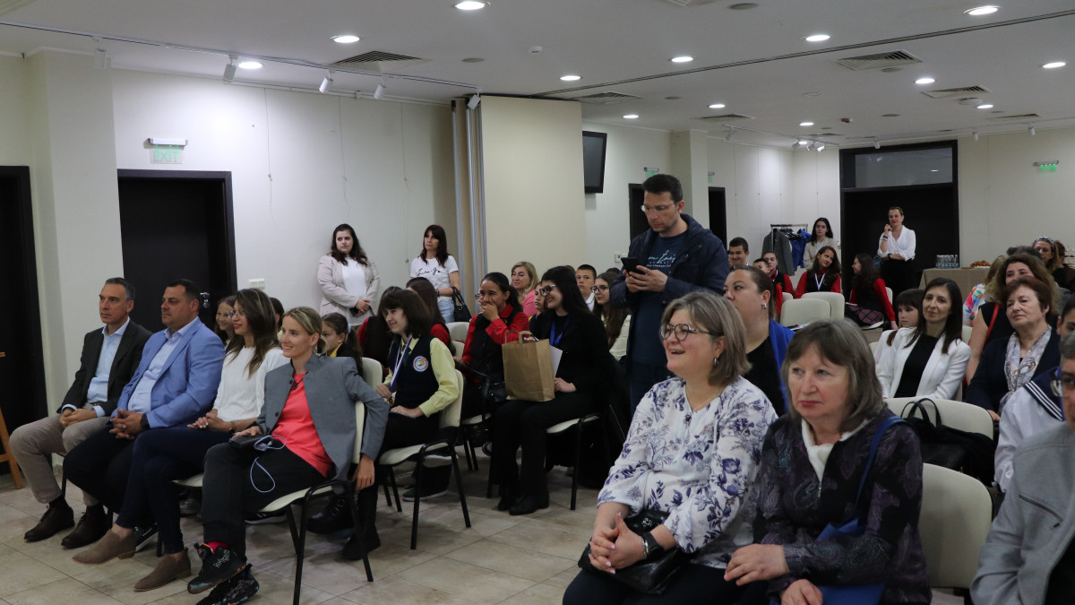 На 9 май по повод отбелязването на Деня на Европа, се проведе конкурс на тема „Европа през моя поглед“