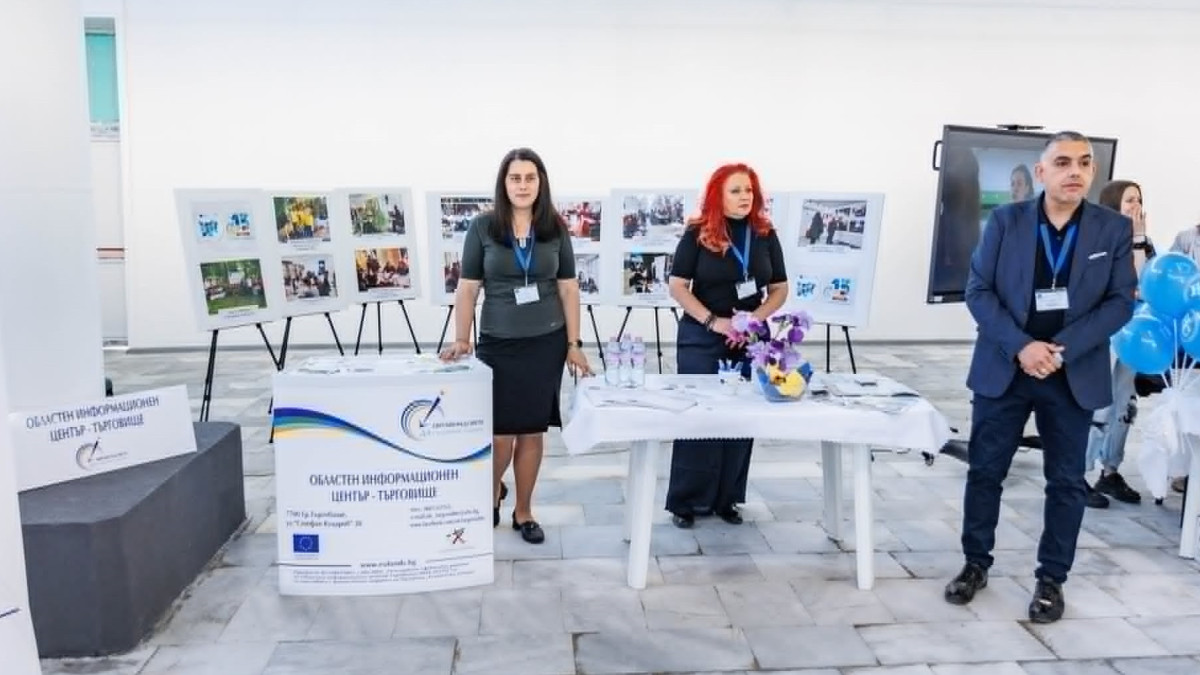 Екипът на ОИЦ-Търговище преди откриване на фотоизложбата