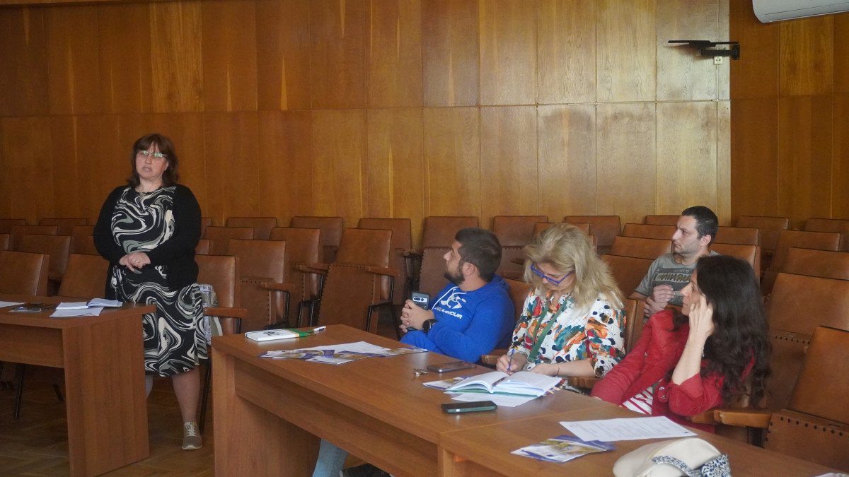 ОИЦ – ВЕЛИКО ТЪРНОВО ПРОВЕДЕ ИНФОРМАЦИОННА СРЕЩА В ЕЛЕНА