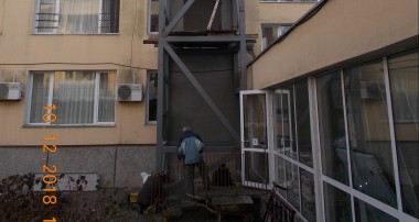 Вертикален подемник за достъп до сграда