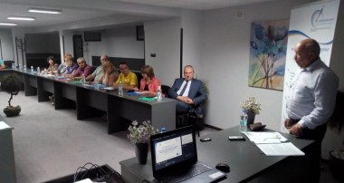 Управителят на ОИЦ - Търговище Милчо Тонев разяснява процедурата