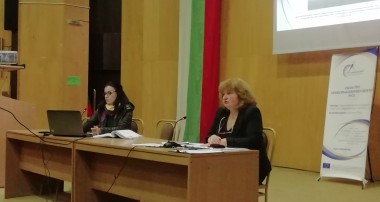 1 Камелия Махакян и Диана Григорова в Пленарна зала на Община Русе 