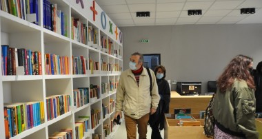 Първи посетители в новата библиотека