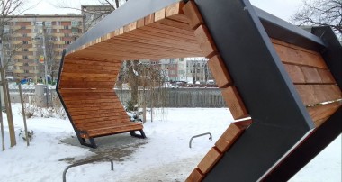 Соларно съоръжение, представляващо дървена арка с две пейки по демо проект в Габрово