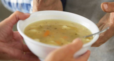 ОБЩИНА СМОЛЯН ПРОДЪЛЖАВА ДА ПРЕДОСТАВЯ СОЦИАЛНАТА УСЛУГА „ТОПЪЛ ОБЯД“ ДО 31.01.2026 Г.