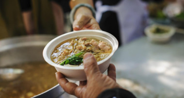 УДЪЛЖАВА СЕ ПРЕДОСТАВЯНЕТО НА ТОПЪЛ ОБЯД НА НУЖДАЕЩИТЕ СЕ В ОБЩИНА БАНИТЕ