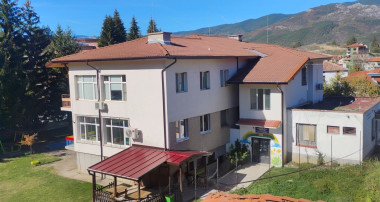 ИНСТАЛИРАТ ФОТОВОЛТАИЧНИ СИСТЕМИ В СГРАДАТА НА ЦЕНТЪРА ЗА НАСТАНЯВАНЕ ОТ СЕМЕЕН ТИП ЗА ДЕЦА В СЕЛО ПАВЕЛСКО