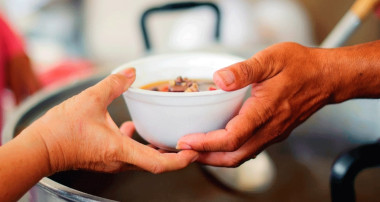 ОБЩИНА НЕДЕЛИНО ПРОДЪЛЖАВА БЕЗПЛАТНИЯ ТОПЪЛ ОБЯД ЗА НУЖДАЕЩИ СЕ