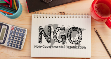 надпис NGO